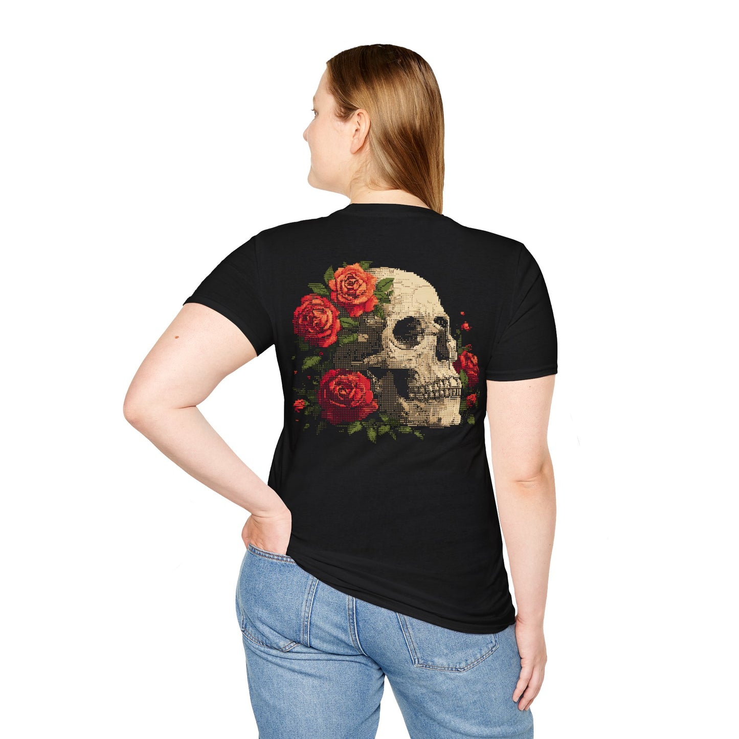 Camiseta "Pixel Skull & Roses" | Calavera Pixel Art y Rosas | Playera Gótica Digital | Estilo Dark Academia / Grunge